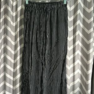 Straight leg, draw string pants. Uniqlo/XS/black